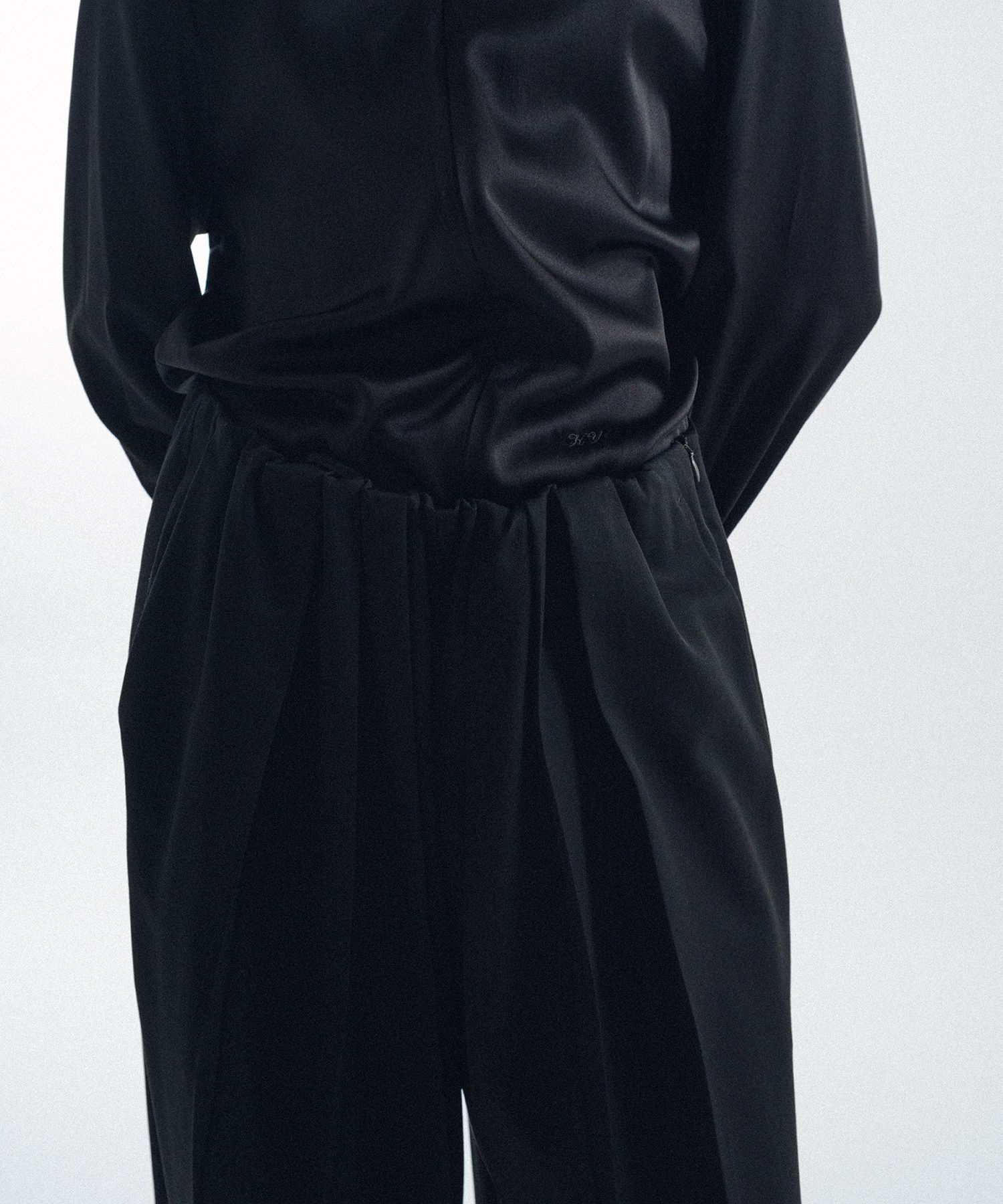 Tightly Gathered Trousers