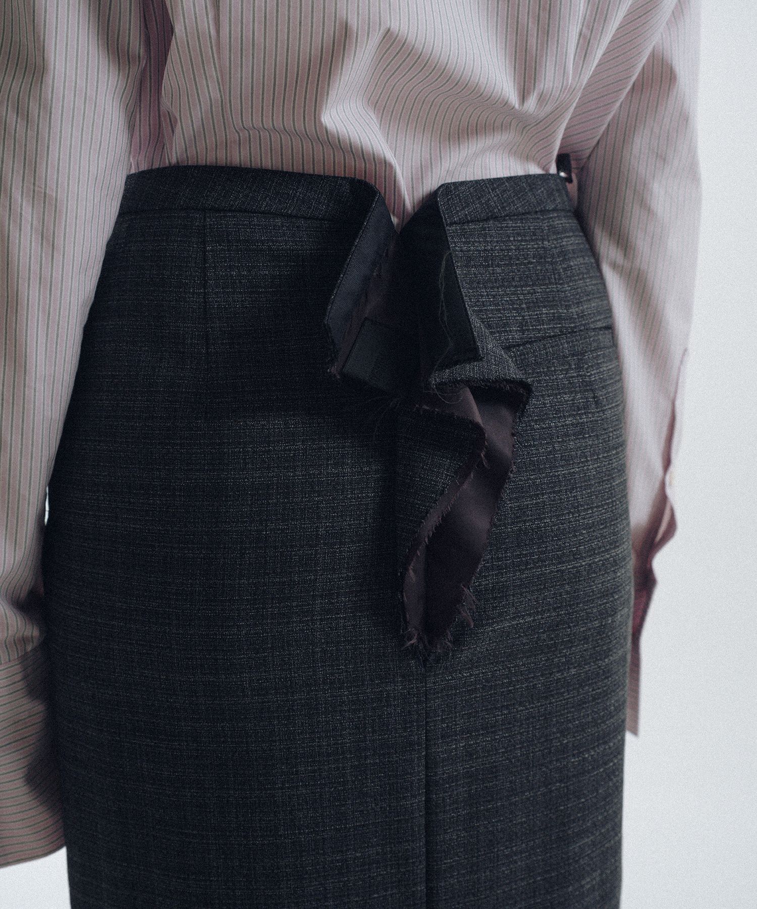 Back Slash Middle Skirt