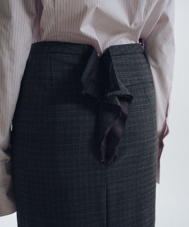 Back Slash Middle Skirt