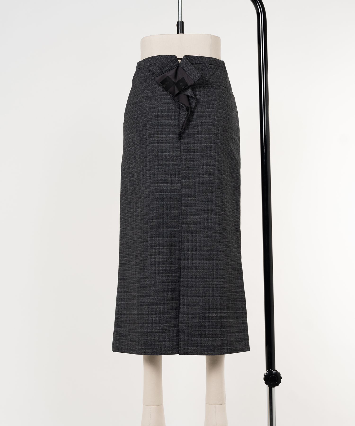 Back Slash Middle Skirt