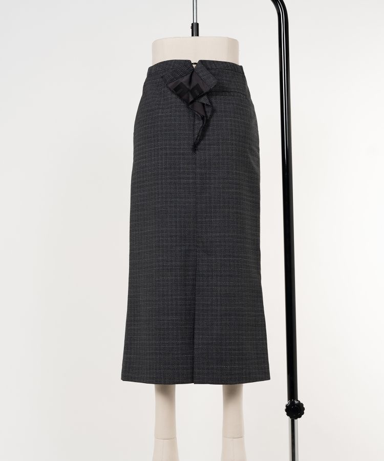 Back Slash Middle Skirt