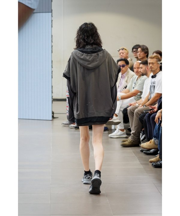 Embellished Sticker Long Sleeve T-shirt