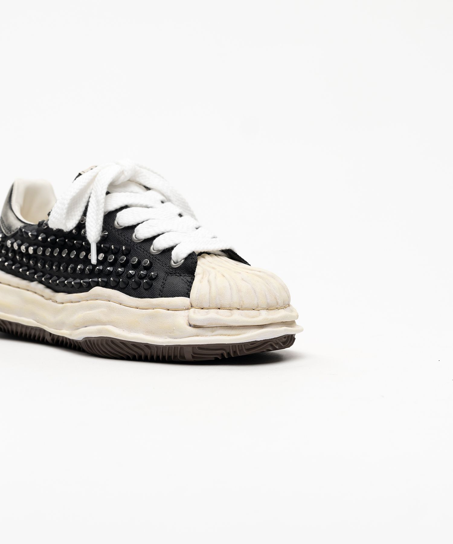 【EXCLUSIVE EDITION】"BLAKEY" OG Sole Studded Canvas Low-top Sneakers