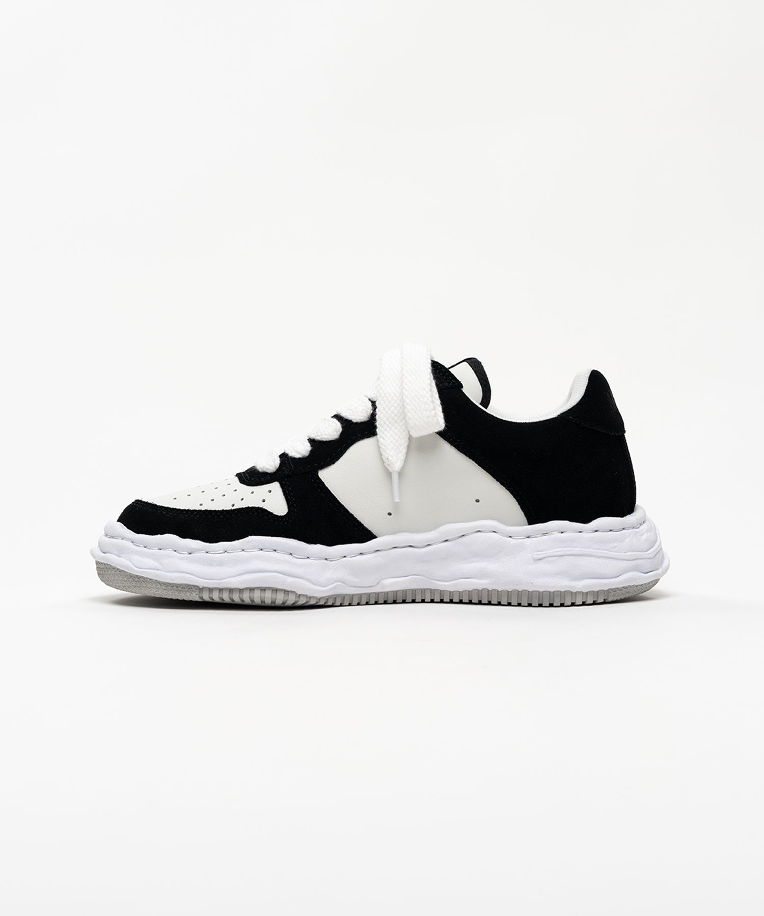 "WAYNE" OG Sole Suede Low-top Sneakers