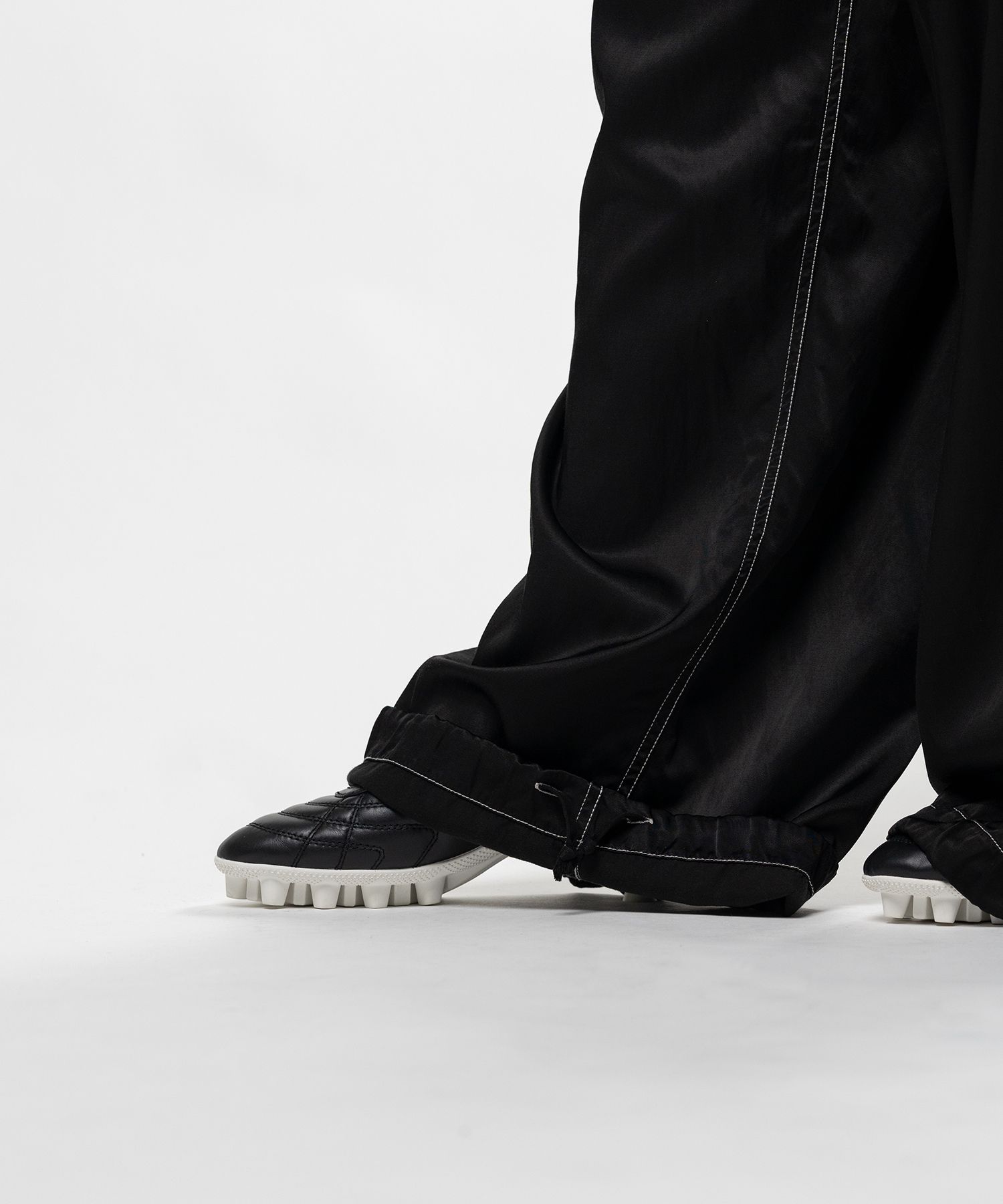 【EXCLUSIVE】Satin Cargo Pants