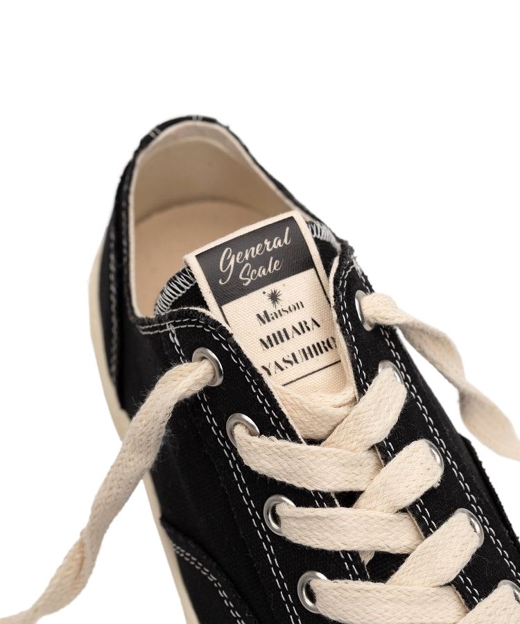 PAST Sole 6 - Hole Canvas Low-top Sneaker