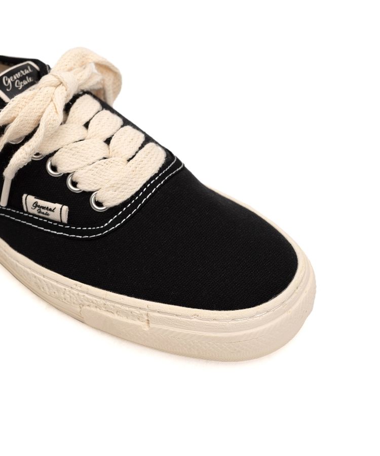 PAST Sole 5 - Hole Canvas Low-top Sneaker